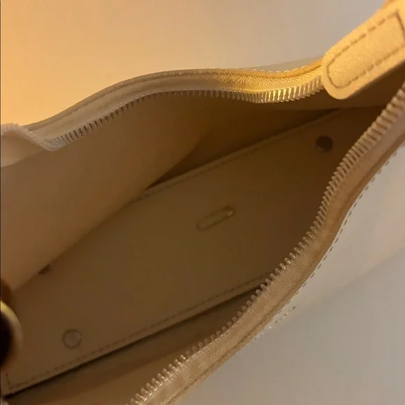 Chic Cream Handbag - Picture 3 of 3
